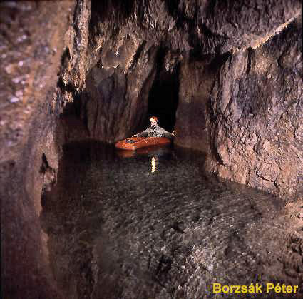 Kossuth-barlang, csónakázás